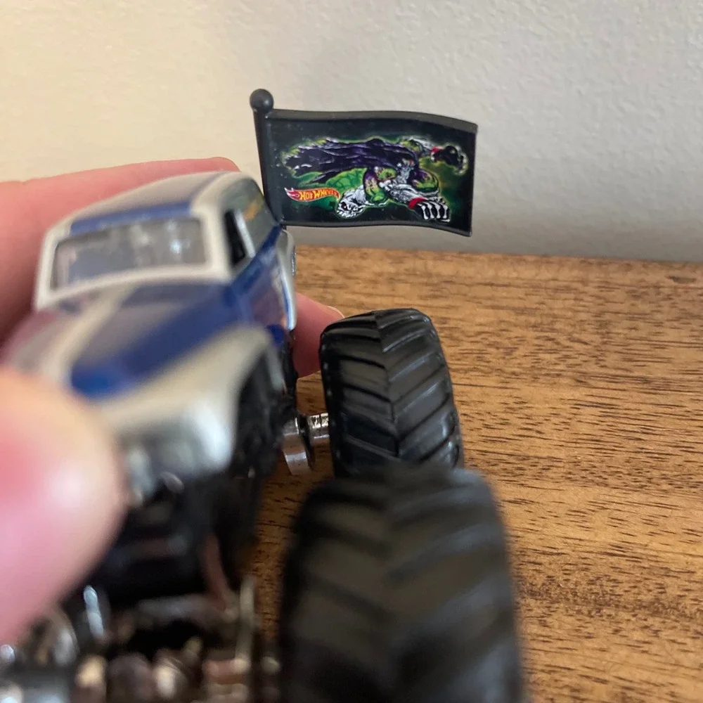 Hot Wheels Boys 1:64 Monster Truck Blue Grave Digger The Legend Flag Diecast